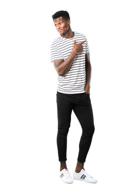 Tam vücut karanlık tarafına parmak işaret ve beyaz arka plan üzerinde bir ürün sunma çizgili gömlek ile adam derili