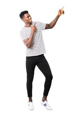 Karanlık tam vücut ile işaret parmağı ile harika bir fikir ve beyaz arka plan üzerinde ararken çizgili gömlekli adam derili