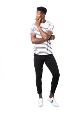 Tam vücut karanlık adam ayakta ve beyaz arka plan üzerinde tarafına bakarak çizgili gömlek ile açık tenli