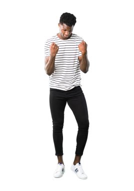 Koyu tenli dostum ile çizgili gömlekli bir zaferini kutluyor ve beyaz arka plan üzerinde bir ödül kazandığı için mutlu tam vücut