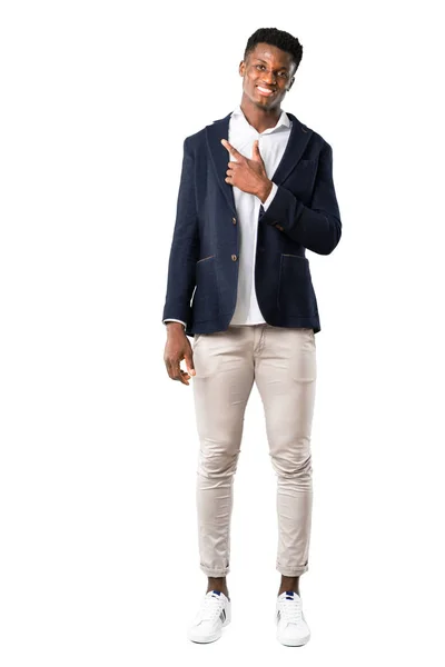 全身体英俊的非洲裔美国人穿着夹克指向侧面用手指来呈现一个产品或想法 而期待在白色背景微笑 — 图库照片