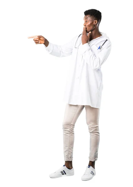 Cuerpo Completo Médico Afroamericano Apuntando Con Dedo Hacia Lado Presentando —  Fotos de Stock