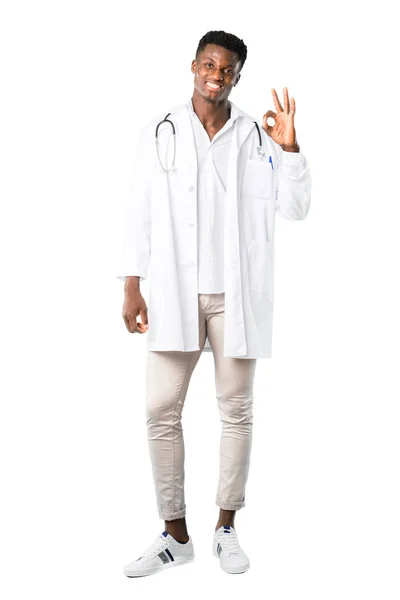 Corpo Pieno Medico Afroamericano Che Mostra Segno Positivo Con Dita — Foto Stock