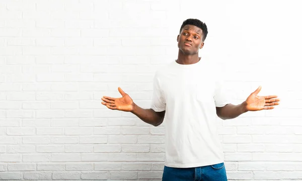 Sötét Bőrű Ember Kétségek Összezavarják Arc Kifejezés Miközben Felhívja Kezét — Stock Fotó