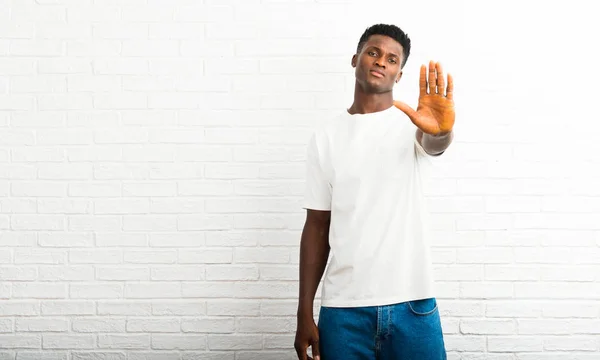 Hombre Piel Oscura Haciendo Gesto Stop Con Mano Negando Una — Foto de Stock