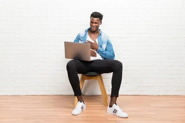 Hombre Afroamericano Trabajando Con Portátil Riendo — Foto de Stock