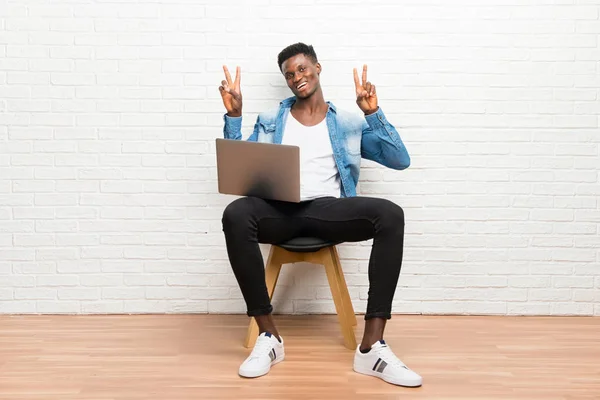 Hombre Afroamericano Trabajando Con Portátil Sonriendo Mostrando Signo Victoria — Foto de Stock