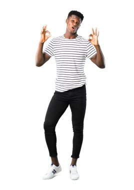 Tam vücut karanlık adam ile çizgili gömlekli parmaklar ok işaretiyle gösterilen derili. Mutluluk ve memnuniyet beyaz zemin üzerine yüzü