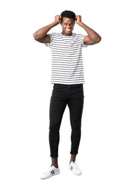 Tam vücut karanlık tenli çizgili gömlekli adam öfkeli hareketle kızgın rahatsız. Beyaz arka plan üzerinde negatif ifade