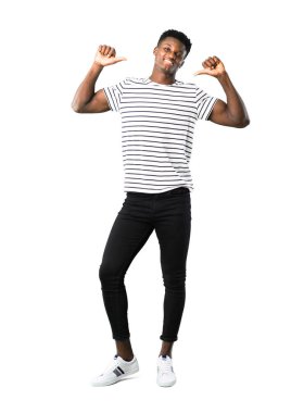 Karanlık tam vücut çizgili gömlekli kibirli ve kendini beğenmiş aşık olan adam kavramı beyaz arka plan üzerinde kendiniz derisi yüzülmüş