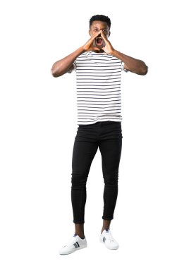 Karanlık tam vücut ile lateral için açık ağızlı bağırmayı ve beyaz arka plan üzerinde bir şey ilan çizgili gömlekli adam derili