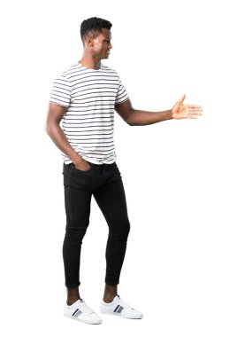 Karanlık tam vücut ile çizgili gömlek beyaz arka plan üzerinde iyi bir anlaşma kapanış için el sıkışan adam derili