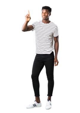 Çizgili gömlek beyaz arka plan şeffaf ekranda dokunmadan ile adam tam vücut karanlık tenli