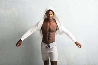 Kazak giyen güçlü Afro-Amerikan sportman