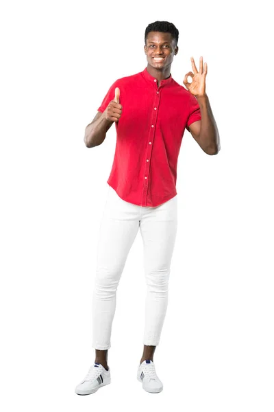 Cuerpo Completo Joven Afroamericano Mostrando Signo Con Los Dedos Dando — Foto de Stock