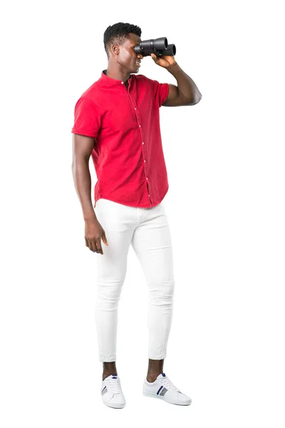 Teljes Test Fiatal Afroamerikai Férfi Keres Valamit Távolban Távcsővel Fehér — Stock Fotó