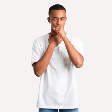 Genç Afro-Amerikan adam öksürük ile acı ve izole arka plan üzerinde kötü hissediyor