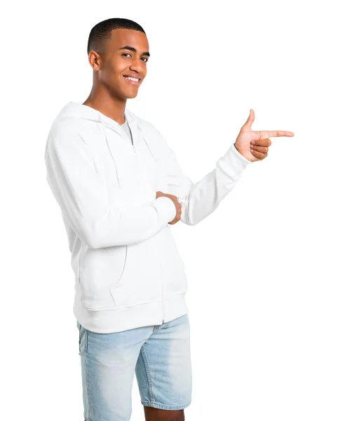 Jeune Homme Peau Foncée Avec Sweat Shirt Blanc Pointant Doigt — Photo