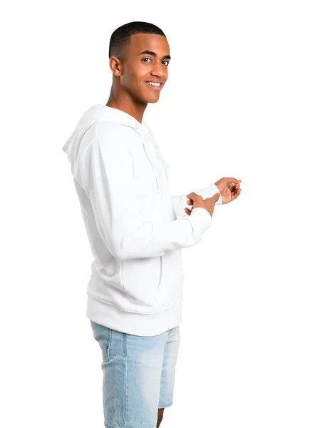 Donkere Jongeman Met Witte Sweatshirt Wijzen Terug Met Wijsvinger Presentatie — Stockfoto