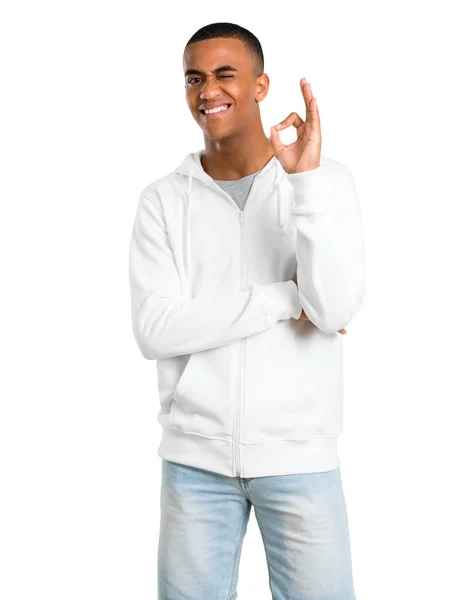 Donkere Jongeman Met Witte Sweatshirt Weergeven Een Teken Met Vingers — Stockfoto