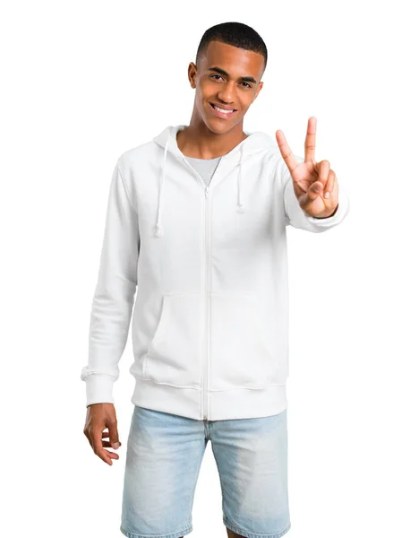 Jovem Pele Escura Com Camisola Branca Sorrindo Mostrando Sinal Vitória — Fotografia de Stock