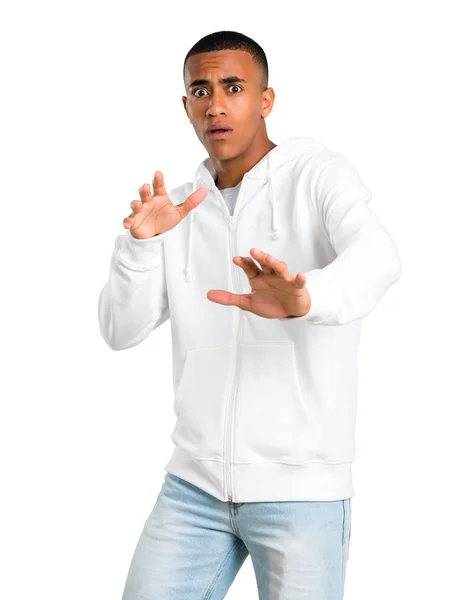 Der Dunkelhäutige Junge Mann Mit Weißem Sweatshirt Ist Ein Wenig — Stockfoto