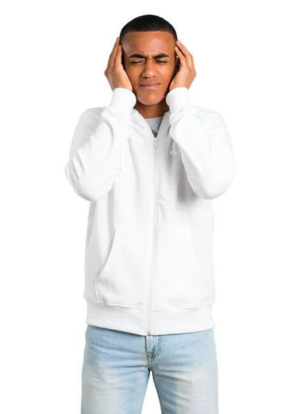 Ciemnoskóry Młody Człowiek Biały Bluza Obejmujących Oba Uszy Rękami Białym — Zdjęcie stockowe