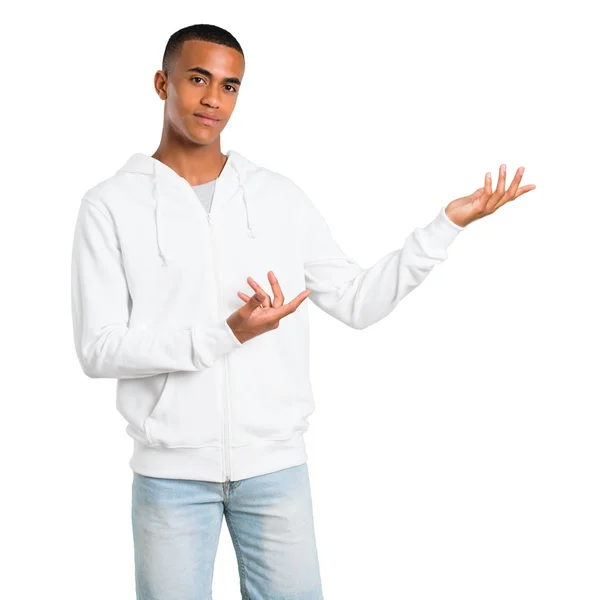 Donkere Jongeman Met Witte Sweatshirt Handen Naar Kant Uit Breiden — Stockfoto