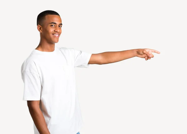 Молодой Африканский Американец Показывает Пальцем Сторону Представляет Продукт Боковом Положении — стоковое фото