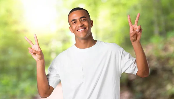 Jeune Homme Afro Américain Souriant Montrant Signe Victoire Avec Les — Photo