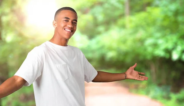 Jovem Homem Afro Americano Orgulhoso Auto Satisfeito Amor Conceito Parque — Fotografia de Stock