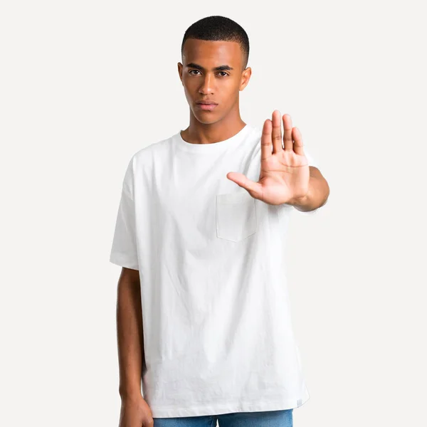 Joven Hombre Afroamericano Haciendo Gesto Stop Con Mano Negando Una — Foto de Stock