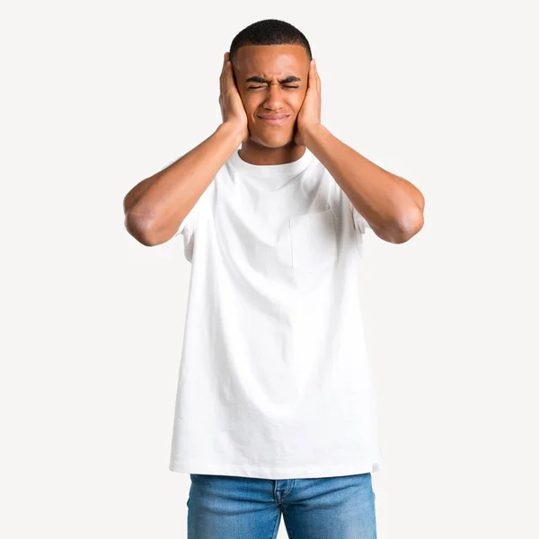 Giovane Uomo Afroamericano Che Copre Entrambe Orecchie Con Mani Espressione — Foto Stock