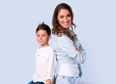 Anne ve kızı silah tutan mavi arka plan üzerinde çarpı işareti