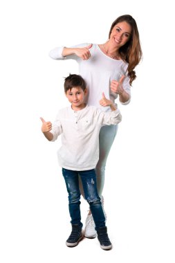 Anne ve oğul jest Yaşasın vererek ve gülümseyen