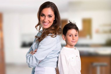 Anne ve kızı silah tutmak evin içinde geçti