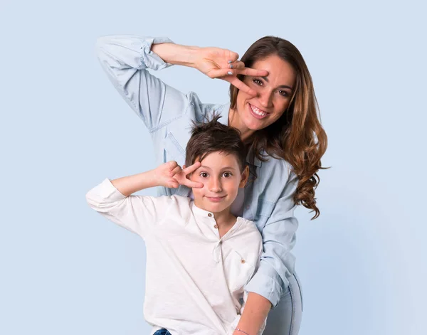 Madre Hija Hacen Divertida Loca Emoción Cara Sobre Fondo Azul —  Fotos de Stock