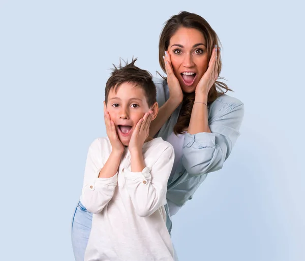 Madre Hija Con Sorpresa Expresión Facial Impactada Sobre Fondo Azul — Foto de Stock