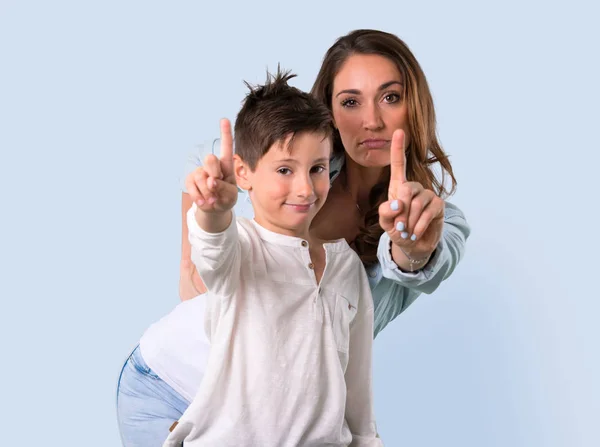 Mutter Und Tochter Zählen Zeichen Nummer Eins Auf Blauem Hintergrund — Stockfoto