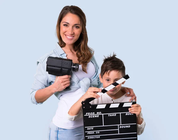 Mãe Filha Segurando Uma Palma Fundo Azul — Fotografia de Stock