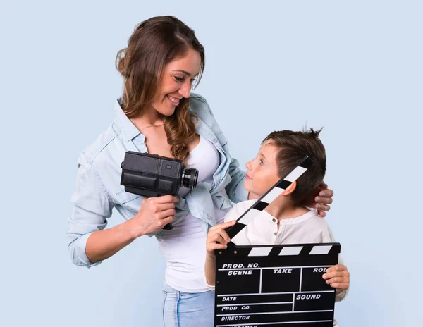 Mãe Filha Segurando Uma Palma Fundo Azul — Fotografia de Stock