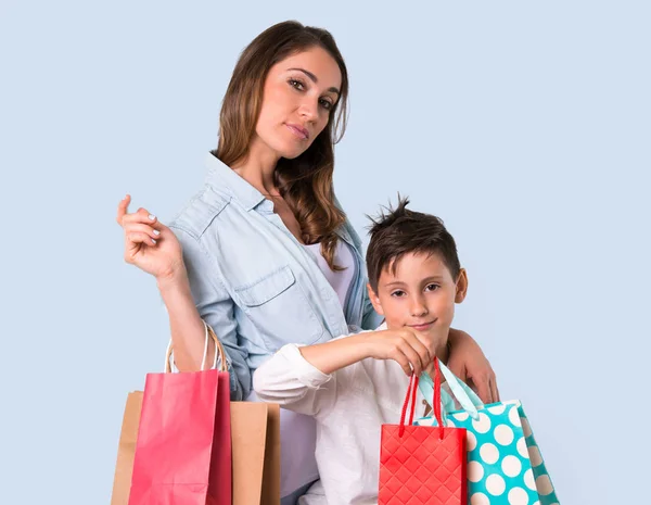 Madre Hija Sosteniendo Una Gran Cantidad Bolsas Compras Sobre Fondo —  Fotos de Stock