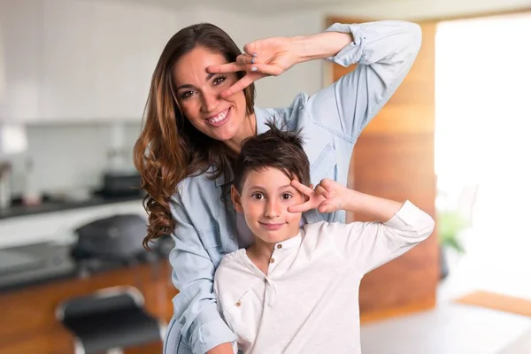 Mor Och Dotter Gör Roliga Och Galna Ansikte Känslor Inuti — Stockfoto