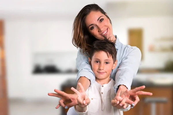 Mor Och Dotter Leende Och Visar Seger Tecken Inne Hus — Stockfoto