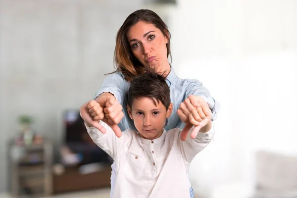 Mor Och Dotter Visar Tummen Ner Skylten Med Negativa Uttryck — Stockfoto