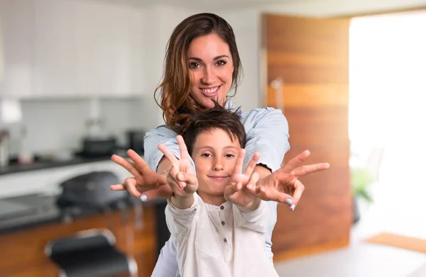 Madre Hija Sonriendo Mostrando Señal Victoria Dentro Casa — Foto de Stock