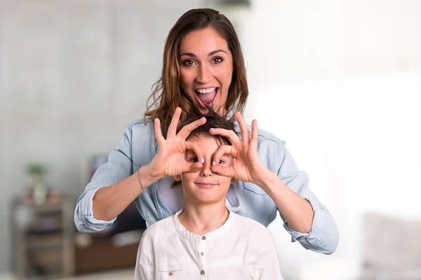 Madre Hija Hace Divertido Loco Cara Emoción Dentro Casa — Foto de Stock