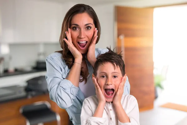 Madre Hija Con Sorpresa Expresión Facial Impactada Dentro Casa — Foto de Stock