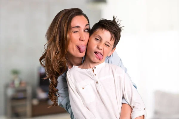 Madre Hija Mostrando Lengua Cámara Teniendo Mirada Divertida Dentro Casa — Foto de Stock