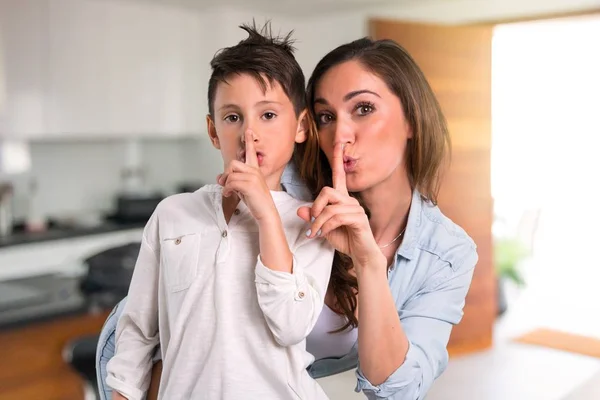 Madre Hija Mostrando Signo Cerrar Boca Gesto Silencio Dentro Casa — Foto de Stock